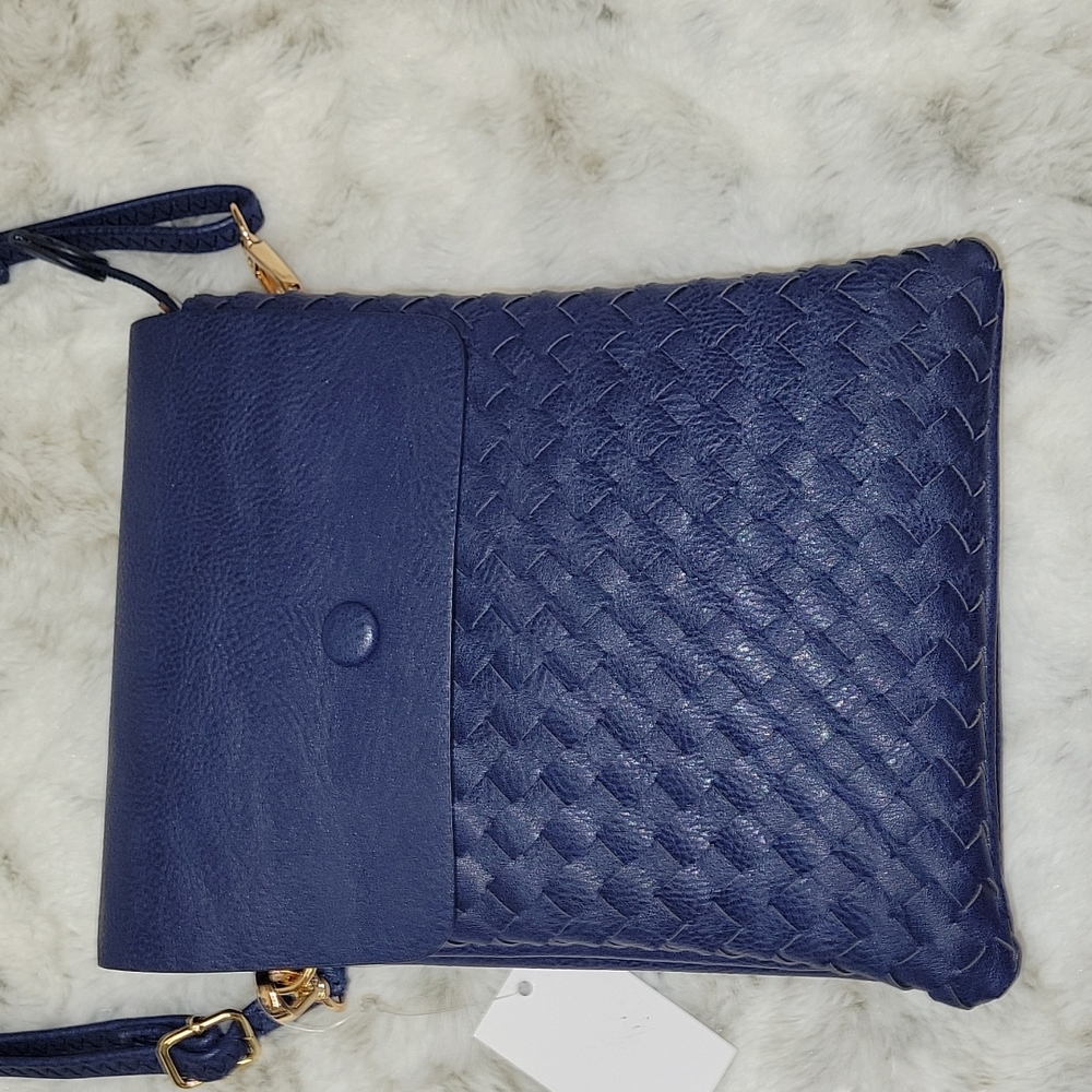 Navy blue 💙 weave crossbody purse.